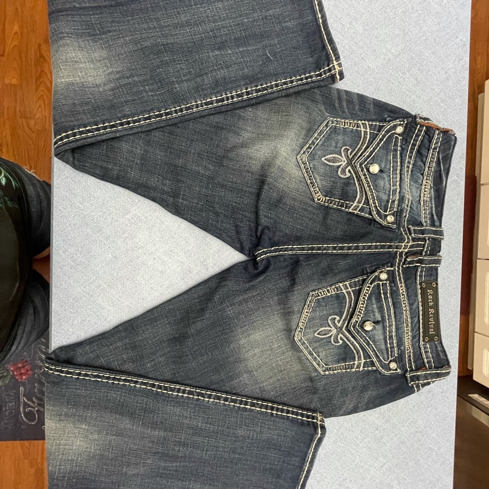 Rock Revival Luna 30. EUC with sparkle pockets